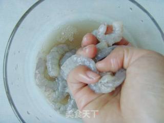 花开富贵：茄汁虾球的做法步骤：2