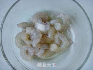 花开富贵：茄汁虾球的做法步骤：2