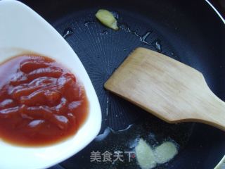 花开富贵：茄汁虾球的做法步骤：2