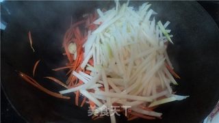 腊肠炒椰菜果的做法步骤：2