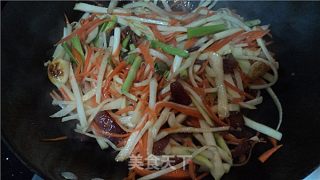 腊肠炒椰菜果的做法步骤：2