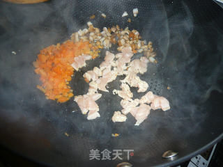 咸鱼鸡粒炒饭的做法步骤：3