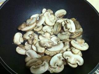 蘑菇小炒肉的做法步骤：2