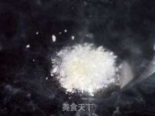 清脆碧绿的-------荷兰豆炒香肠的做法步骤：3
