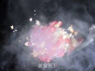 清脆碧绿的-------荷兰豆炒香肠的做法步骤：3