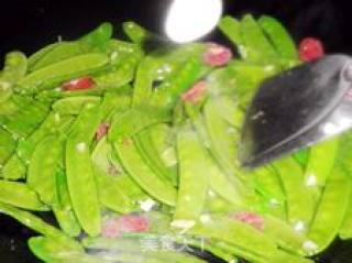 清脆碧绿的-------荷兰豆炒香肠的做法步骤：3