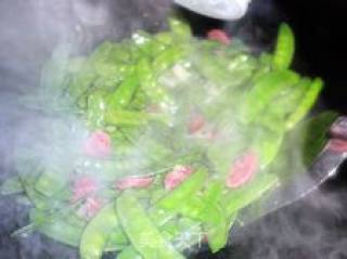 清脆碧绿的-------荷兰豆炒香肠的做法步骤：3