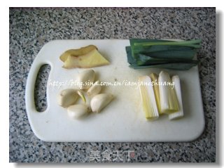 电饭煲焗鸡（海外浓缩版）的做法步骤：2
