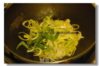 手撕鸡（电饭煲焗鸡之延伸，一鸡两吃）的做法步骤：2