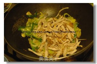 手撕鸡（电饭煲焗鸡之延伸，一鸡两吃）的做法步骤：2