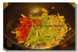 手撕鸡（电饭煲焗鸡之延伸，一鸡两吃）的做法步骤：2
