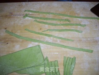 菜汁面做法的做法步骤：4