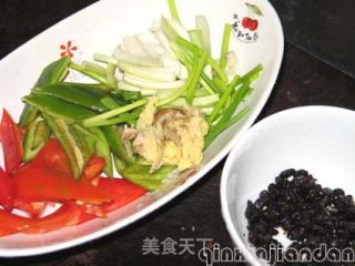 豉椒炒蛏子王的做法步骤：2