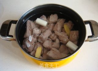 糖醋排骨的做法步骤：2