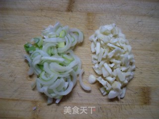 香肠小炒的做法步骤：2