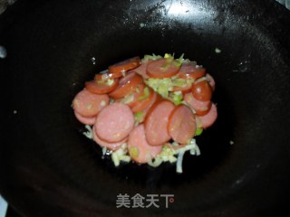 香肠小炒的做法步骤：2
