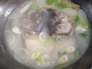 美味鱼头汤的做法步骤：2