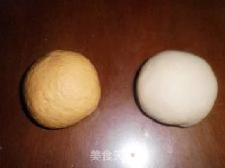 改变色彩-----双色金玉豆沙包的做法步骤：4