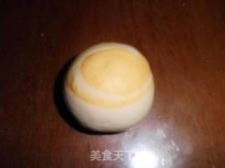 改变色彩-----双色金玉豆沙包的做法步骤：4