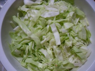 肉丝包菜炒粉的做法步骤：3