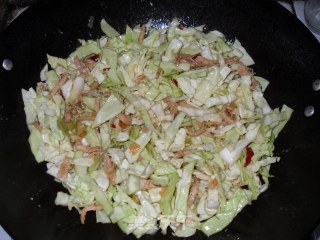 肉丝包菜炒粉的做法步骤：3