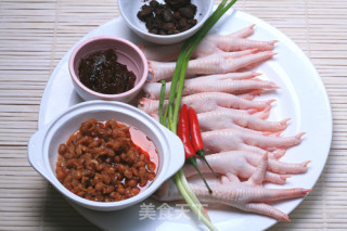 腊八豆蒸凤爪的做法步骤：2