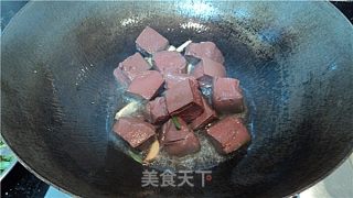韭菜炒猪红的做法步骤：2
