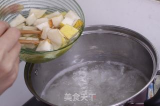 银耳雪梨羹的做法步骤：2