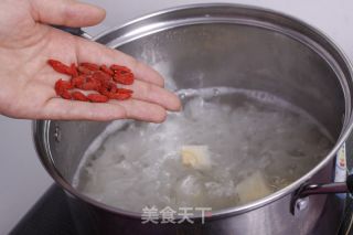 银耳雪梨羹的做法步骤：2