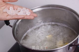 银耳雪梨羹的做法步骤：2
