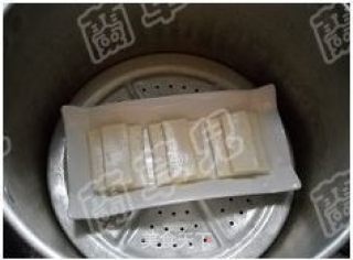 金沙豆腐的做法步骤：3
