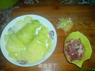 牛肉炒佛手瓜的做法步骤：2