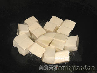 香肠炒豆腐的做法步骤：3