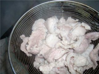 星月私房菜---独具自贡特色的水煮肉片的做法步骤：2