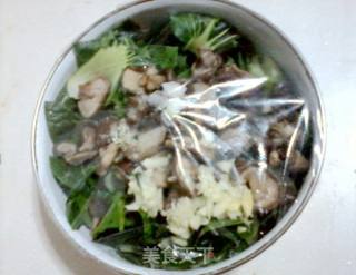 簡單方便－－－微波香菇油菜的做法步骤：2
