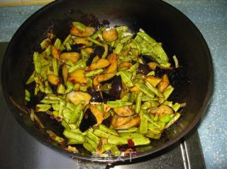 茄子烧豆角的做法步骤：2