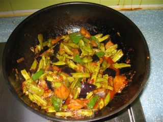 茄子烧豆角的做法步骤：2