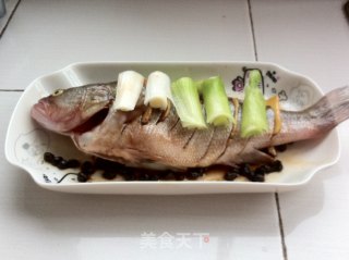 清蒸鲈鱼的做法步骤：2