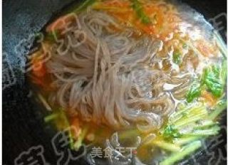 开胃酸辣薯粉丝的做法步骤：3
