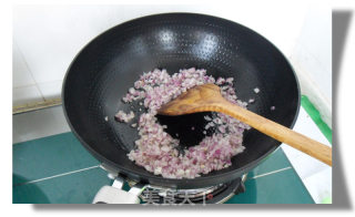 一岁以上宝宝的拌饭菜-洋葱焖牛肉碎的做法步骤：2