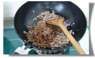 一岁以上宝宝的拌饭菜-洋葱焖牛肉碎的做法步骤：2