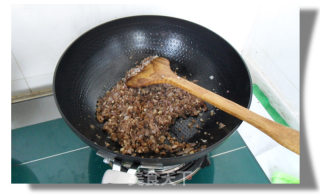 一岁以上宝宝的拌饭菜-洋葱焖牛肉碎的做法步骤：2