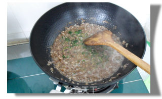 一岁以上宝宝的拌饭菜-洋葱焖牛肉碎的做法步骤：2