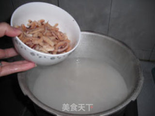 养颜养胃香粥——鱿鱼排骨粥的做法步骤：5