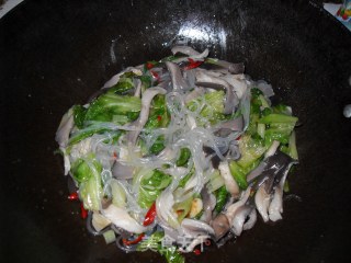 生菜鲜蘑炒粉的做法步骤：2