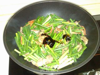 猪肉爆炒蒜薹的做法步骤：2