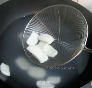 【鸿运当头】——番茄火腿炒年糕的做法步骤：2