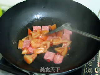 【鸿运当头】——番茄火腿炒年糕的做法步骤：2