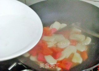 【鸿运当头】——番茄火腿炒年糕的做法步骤：2