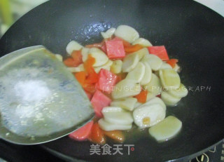 【鸿运当头】——番茄火腿炒年糕的做法步骤：2